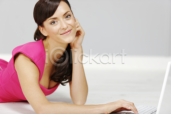 행복 성인 여자 한명 JPG 포토 해외이미지 거짓말 네트워킹 노트북 드레스 라이프스타일 미소(표정) 바닥 분홍색 비즈니스 이메일 인터넷 작업 주택 컴퓨터 타이핑 통신 해외202004