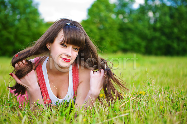 기쁨 행복 휴식 백인 사람 여자 한명 JPG 포토 해외이미지 거짓말 공원 미소(표정) 밭 빨간색 야외 얼굴 여름(계절) 자연 장난 초록색 해외202004