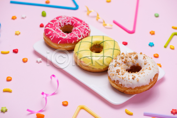 달콤 사람없음 JPG 아웃포커스 포토 해외이미지 도넛 리본 분홍색배경 빨대 사탕 스프링클 실내 접시 파티 해외202004