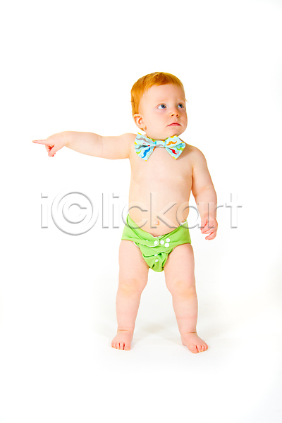 행복 남자 백인 사람 아기 어린이 한명 JPG 포토 해외이미지 1 가리킴 걸음마 고립 기저귀 나비넥타이 넥타이 빨간머리 빨간색 생강 초록색 충고 해외202004 흰배경 흰색