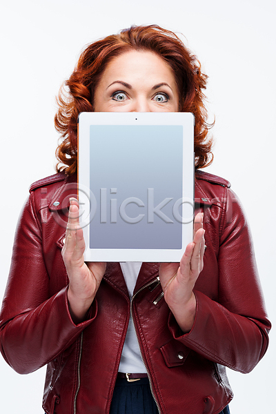 러블리 흥분 50대 백인 사람 중년 한명 JPG 템플릿 포토 해외이미지 공백 무선전화기 미소(표정) 보여주기 빨간머리 세로 우아 태블릿 통신 해외202004