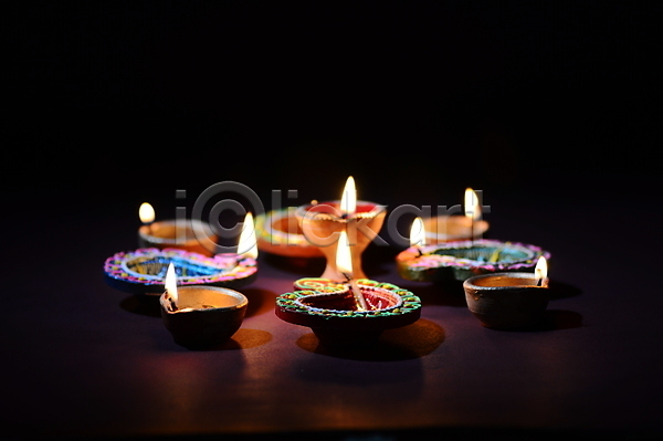 따뜻함 축하 평화 행복 사람없음 인도인 JPG 포토 해외이미지 광 기념 기도 기회 등잔 램프 문학 문화 백그라운드 불 불꽃(불) 빛 숭배 야간 어둠 예배 인사 장식 전통 점토 종교 지역 축제 컬러풀 패턴 해외202004 휴가 힌두교