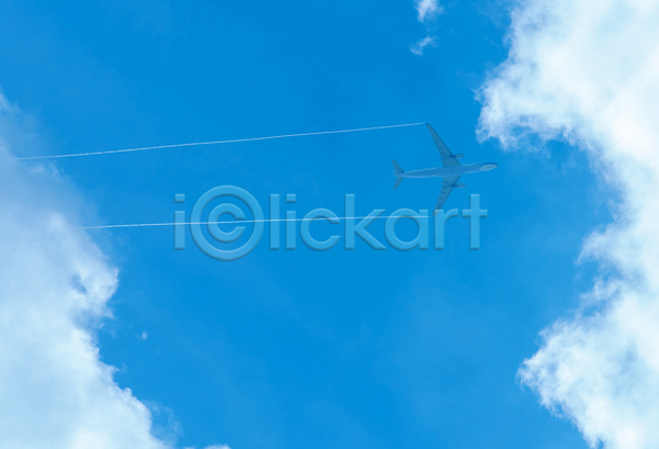 사람없음 JPG 포토 해외이미지 구름(자연) 백그라운드 비행기 비행운 야외 제트기 주간 파란색 하늘 해외202004