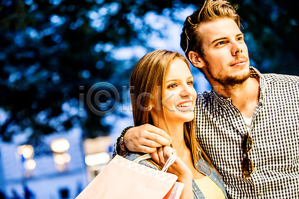 다정 20대 남자 두명 서양인 성인 성인만 여자 외국인 JPG 앞모습 포토 데이트 도시 미소(표정) 상반신 서기 쇼핑 야외 주간 체코 커플 해외