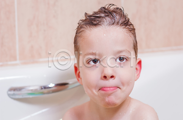 기쁨 떨어짐 행복 백인 소년 아기 어린이 한명 JPG 포토 해외이미지 거품 건강 걸음마 돌봄 목욕 물 미소(표정) 비누 빨래 샤워실 샴푸 수영장 스펀지 스플래쉬 씻기 얼굴 욕실 웃음 위생관리 젖음 통 해외202004