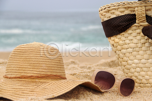 휴식 사람없음 여자 JPG 포토 해외이미지 가방 모래 모래사장 물 밀짚 바다 빛 선글라스 선탠 안경 여름(계절) 여행 장식 파도 파란색 해외202004 활 휴가 흰색