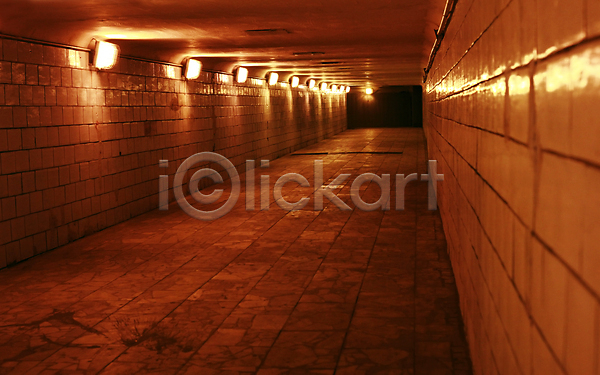 사람없음 JPG 포토 해외이미지 거리 고속도로 교통시설 구멍 도로 도시 시멘트 실내 어둠 여행 운전 자연 전등 콘크리트 터널 튜브 트럭 해외202004