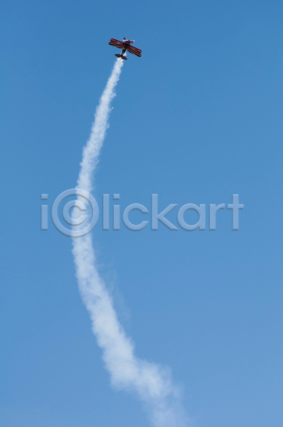 사람없음 JPG 포토 해외이미지 곡예비행 구름(자연) 비행기 비행운 야외 에어쇼 연기 제트기 주간 파란색 하늘 해외202004