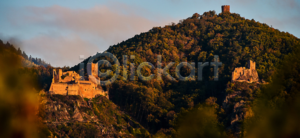 사람없음 JPG 포토 해외이미지 건물 건축양식 계곡 바위 버리기 벽돌 빨간색 사암 산 서쪽 성 성자 세계 숲 시골 야외 언덕 여행 역사 옛날 외관 유럽 자연 정상 주택 중세 탑 파멸 폐허 프랑스 프랑스어 해외202004 해외포토