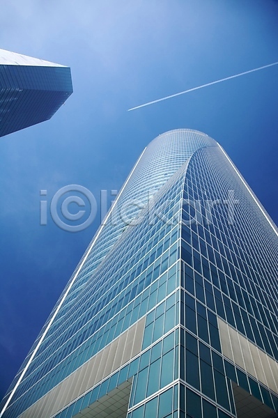 사람없음 JPG 포토 해외이미지 건물 건축양식 고층빌딩 도시 마드리드 반사 비즈니스 비행기 스카이라인 스페인 여행 유럽 자국 제트기 창문 초록색 크리스탈 타운 탑 파란색 하늘 해외202004