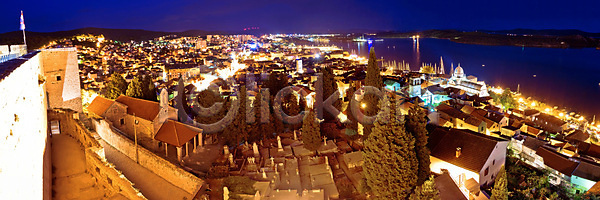 사람없음 JPG 포토 해외이미지 거리 건물 건축양식 교회 그림 도시 도시풍경 만 물 바다 성당 시력 안테나 야간 야외 여름 여행 역사 옛날 외관 유럽 저녁 전등 주택 지중해 컬러풀 크로아티아 타운 탑 파노라마 파란색 포트 풍경 해외202004 해외포토 휴가