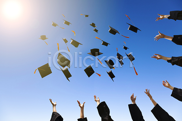 축하 행복 신체부위 JPG 포토 해외이미지 던지기 손 손들기 야외 졸업 졸업가운 졸업생 졸업식 주간 하늘 학사모