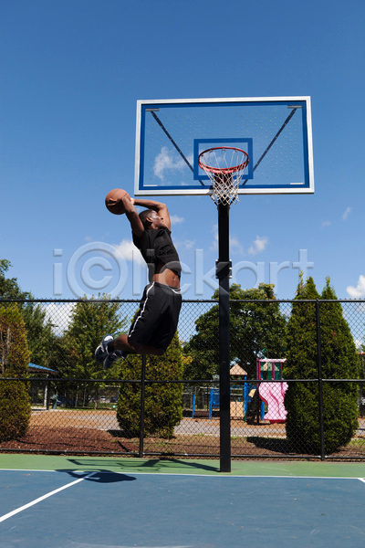 청춘(젊음) 남자 성인 성인남자한명만 한명 JPG 포토 해외이미지 나무 놀이터 농구 농구공 농구대 농구장 덩크슛 야외 전신 점프 주간 하늘 해외202004