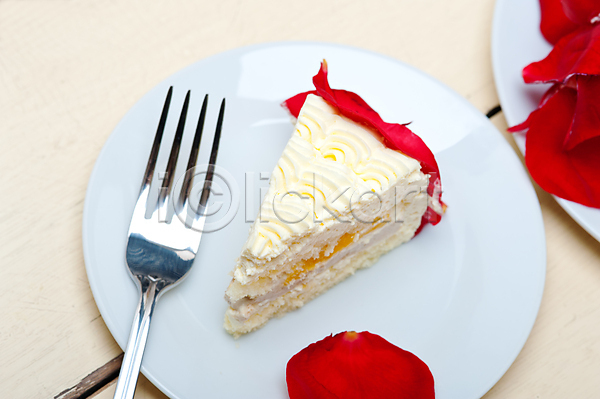 달콤 사람없음 JPG 포토 해외이미지 꽃잎 나무배경 생크림 장미 접시 조각 케이크 포크