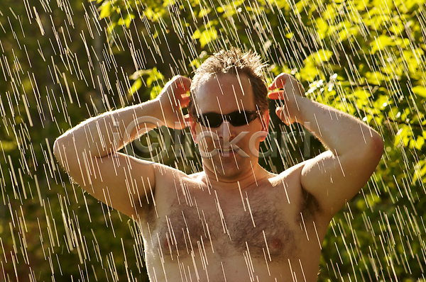 성인 한명 JPG 포토 해외이미지 그늘 날씨 놀이 물 미소(표정) 빗방울 샤워실 선글라스 야외 여름(계절) 잡기 태양 해외202004