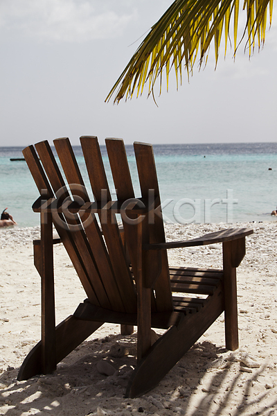 사람없음 JPG 포토 해외이미지 갈색 그림자 목재 바다 손바닥 야자수 의자 카리브해 해외202004 흰색