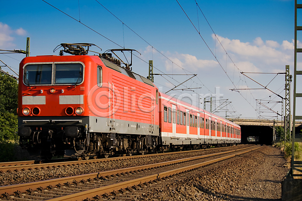 사람없음 JPG 포토 해외이미지 교통시설 기차 독일 맑음 빨간색 여행 카피스페이스 트랙 파란색 해외202004