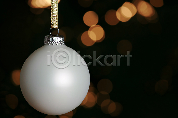 사람없음 JPG 포토 해외이미지 공 나무 매달리기 야간 어둠 장식 장식볼 전등 크리스마스 해외202004 황금 흰색