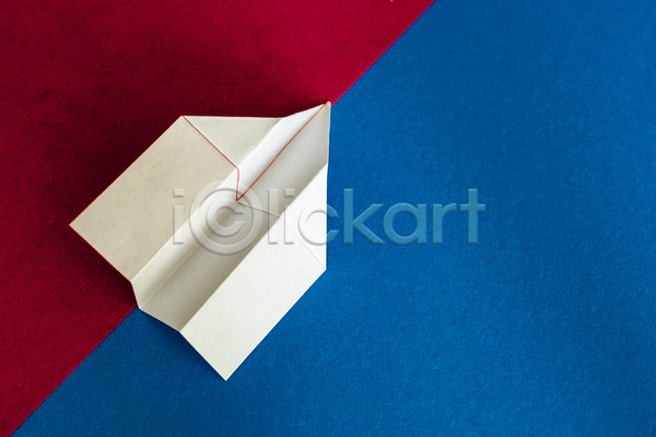 사람없음 JPG 포토 해외이미지 빨간배경 실내 종이 종이비행기 카피스페이스 파란배경 한개 해외202004