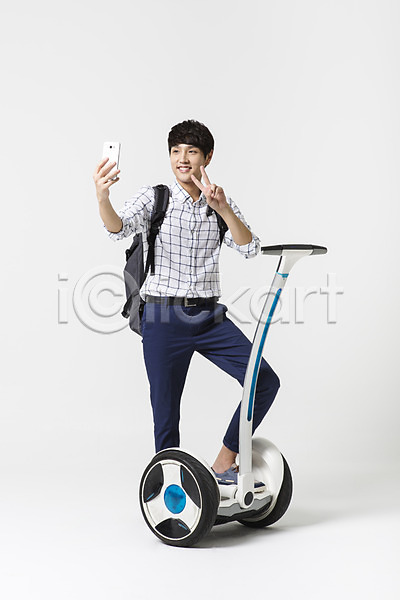스마트 30대 남자 성인 한국인 한명 JPG 포토 네트워크 모빌리티 백팩 비즈니스 스마트기기 스마트라이프 스마트모빌리티 스튜디오촬영 실내 전동스쿠터 전동휠 전신 정보기술
