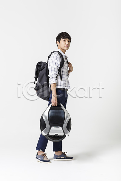 스마트 30대 남자 성인 한국인 한명 JPG 포토 네트워크 모빌리티 백팩 비즈니스 스마트기기 스마트라이프 스마트모빌리티 스튜디오촬영 실내 전동스쿠터 전동휠 전신 정보기술
