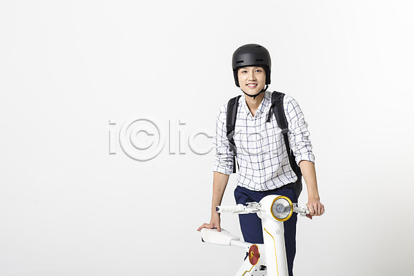 스마트 30대 남자 성인 한국인 한명 JPG 포토 네트워크 모빌리티 백팩 비즈니스 스마트기기 스마트라이프 스마트모빌리티 스튜디오촬영 실내 전동스쿠터 전동휠 정보기술 헬멧