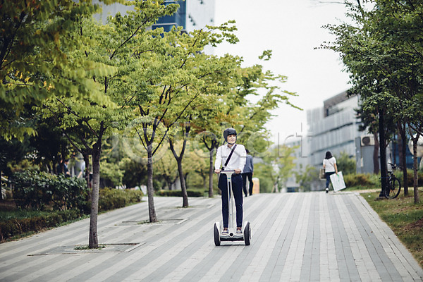스마트 30대 남자 성인 한국인 한명 JPG 포토 네트워크 모빌리티 비즈니스 스마트기기 스마트라이프 스마트모빌리티 야외 전동스쿠터 전신 정보기술 주간 출근 크로스백 판교 헬멧