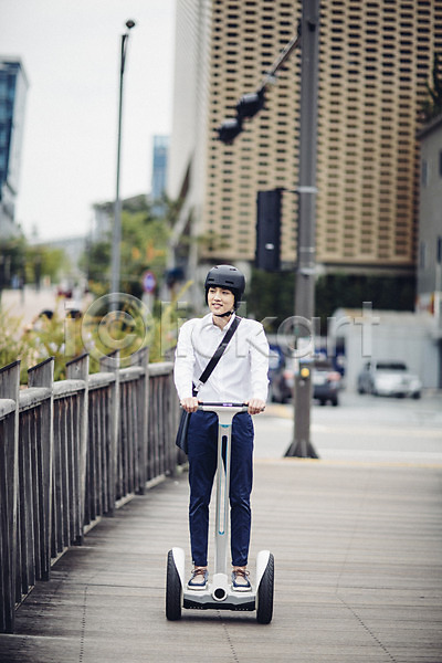 스마트 30대 남자 성인 한국인 한명 JPG 포토 네트워크 모빌리티 비즈니스 스마트기기 스마트라이프 스마트모빌리티 야외 전동스쿠터 전신 정보기술 주간 출근 판교 헬멧