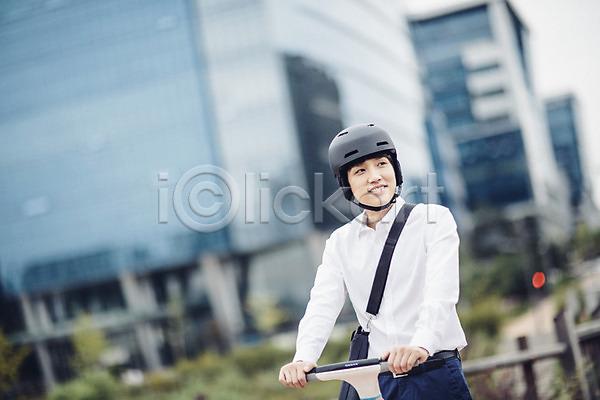 스마트 30대 남자 성인 한국인 한명 JPG 포토 네트워크 모빌리티 비즈니스 상반신 스마트기기 스마트라이프 스마트모빌리티 야외 전동스쿠터 정보기술 주간 출근 판교 헬멧