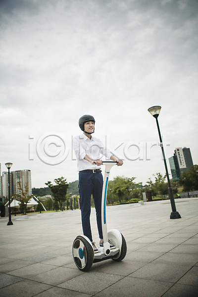 스마트 30대 남자 성인 한국인 한명 JPG 포토 가로등 네트워크 모빌리티 비즈니스 스마트기기 스마트라이프 스마트모빌리티 야외 전동스쿠터 전신 정보기술 주간 출근 판교 헬멧