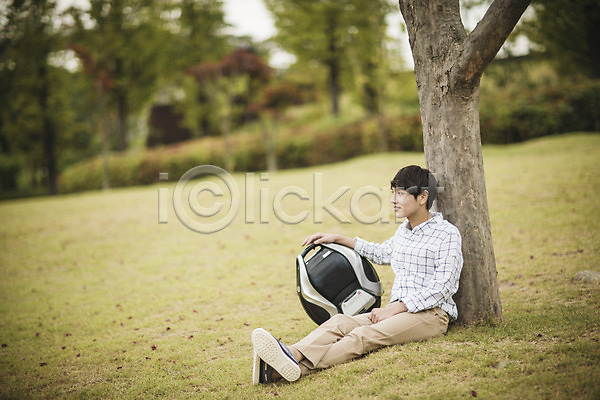 스마트 휴식 30대 남자 성인 한국인 한명 JPG 포토 공원 기댐 나무 네트워크 모빌리티 비즈니스 스마트기기 스마트라이프 스마트모빌리티 앉기 야외 잔디 전동휠 정보기술 주간