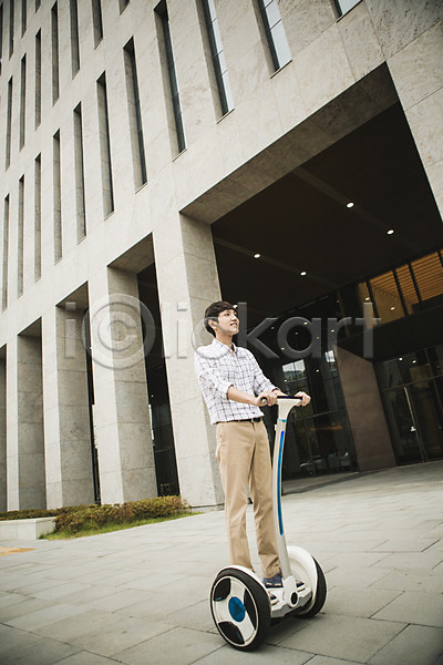 스마트 30대 남자 성인 한국인 한명 JPG 포토 네트워크 모빌리티 비즈니스 빌딩 스마트기기 스마트라이프 스마트모빌리티 야외 전동스쿠터 전신 정보기술 주간 출근