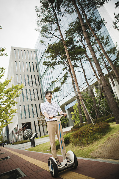 스마트 30대 남자 성인 한국인 한명 JPG 포토 나무 네트워크 모빌리티 비즈니스 빌딩 스마트기기 스마트라이프 스마트모빌리티 야외 전동스쿠터 전신 정보기술 주간 출근