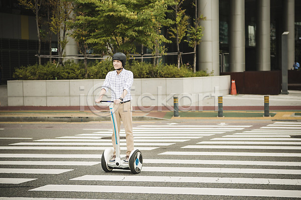 스마트 30대 남자 성인 한국인 한명 JPG 포토 네트워크 모빌리티 비즈니스 빌딩 스마트기기 스마트라이프 스마트모빌리티 야외 전동스쿠터 전신 정보기술 주간 출근 헬멧 횡단보도