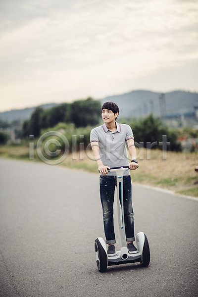 스마트 휴식 30대 남자 성인 한국인 한명 JPG 포토 공원 네트워크 모빌리티 스마트기기 스마트라이프 스마트모빌리티 야외 전동스쿠터 전동휠 전신 정보기술 주간 한강공원