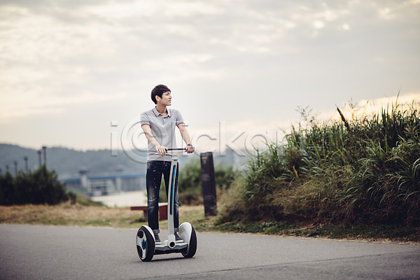 스마트 휴식 30대 남자 성인 한국인 한명 JPG 포토 공원 네트워크 모빌리티 스마트기기 스마트라이프 스마트모빌리티 야외 전동스쿠터 전동휠 전신 정보기술 주간 한강공원