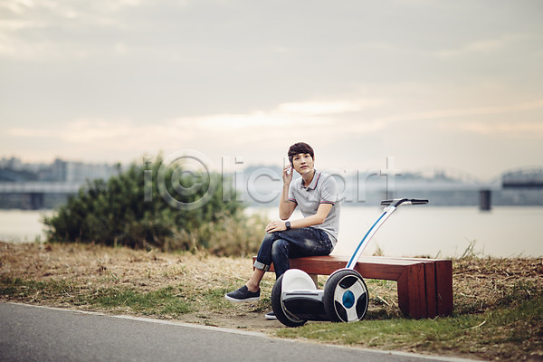 스마트 휴식 30대 남자 성인 한국인 한명 JPG 포토 공원 네트워크 모빌리티 벤치 스마트기기 스마트라이프 스마트모빌리티 앉기 야외 전동스쿠터 전동휠 정보기술 주간 한강공원