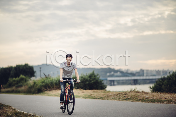 스마트 30대 남자 성인 한국인 한명 JPG 포토 공원 네트워크 스마트기기 스마트라이프 야외 자전거 전신 정보기술 주간 한강공원