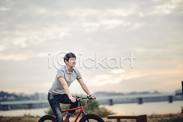 스마트 30대 남자 성인 한국인 한명 JPG 포토 공원 네트워크 스마트기기 스마트라이프 야외 자전거 정보기술 주간 한강공원