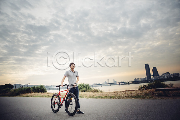 스마트 30대 남자 성인 한국인 한명 JPG 포토 공원 네트워크 스마트기기 스마트라이프 야외 자전거 전신 정보기술 주간 한강공원