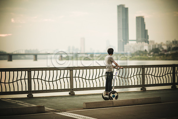 스마트 이동 30대 남자 성인 한국인 한명 JPG 포토 공원 난간 네트워크 모빌리티 스마트기기 스마트라이프 스마트모빌리티 야외 전동스쿠터 전신 정보기술 주간 한강공원 헬멧
