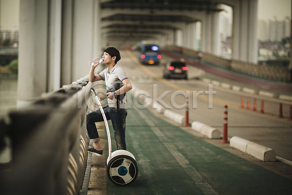 스마트 이동 휴식 30대 남자 성인 한국인 한명 JPG 포토 네트워크 다리밑 모빌리티 물마시기 반포대교 비즈니스 스마트기기 스마트라이프 스마트모빌리티 야외 전동스쿠터 정보기술 주간 한강공원 헬멧
