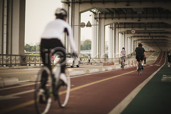 스마트 30대 남자 성인 여러명 한국인 JPG 포토 네트워크 반포대교 비즈니스 스마트기기 스마트라이프 야외 자전거 자전거도로 정보기술 주간 한강공원 헬멧