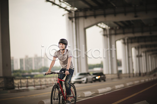 스마트 30대 남자 성인 한국인 한명 JPG 포토 네트워크 반포대교 비즈니스 스마트기기 스마트라이프 야외 자동차 자전거 자전거도로 정보기술 주간 한강공원 헬멧