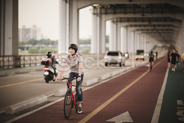 스마트 30대 남자 성인 여러명 한국인 JPG 포토 네트워크 반포대교 보행자 비즈니스 스마트기기 스마트라이프 야외 자전거 자전거도로 정보기술 주간 한강공원 헬멧