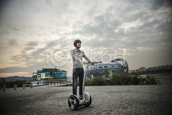 스마트 30대 남자 성인 한국인 한명 JPG 포토 건물 네트워크 모빌리티 비즈니스 스마트기기 스마트라이프 스마트모빌리티 야외 전동스쿠터 전신 정보기술 주간 한강공원 헬멧