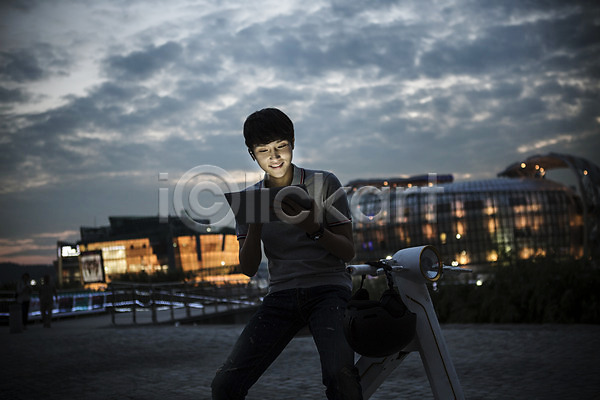 스마트 30대 남자 성인 한국인 한명 JPG 포토 건물 공원 네트워크 모빌리티 비즈니스 스마트기기 스마트라이프 스마트모빌리티 야간 야외 전동스쿠터 정보기술 태블릿 한강공원 헬멧