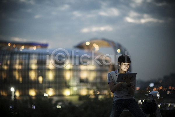 스마트 30대 남자 성인 한국인 한명 JPG 포토 공원 네트워크 모빌리티 비즈니스 스마트기기 스마트라이프 스마트모빌리티 야간 야외 전동스쿠터 정보기술 태블릿 한강공원
