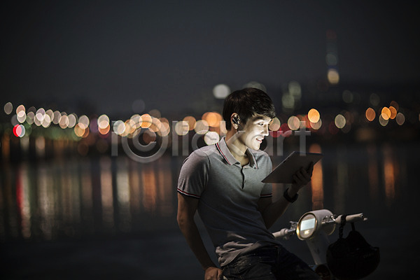 스마트 30대 남자 성인 한국인 한명 JPG 포토 공원 네트워크 모빌리티 보케 비즈니스 스마트기기 스마트라이프 스마트모빌리티 야간 야외 전동스쿠터 정보기술 태블릿 한강 한강공원