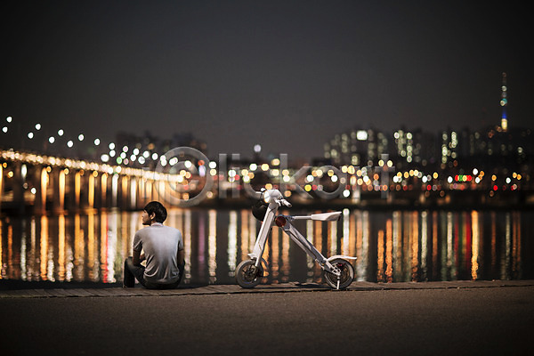 스마트 휴식 30대 남자 성인 한국인 한명 JPG 뒷모습 포토 공원 네트워크 모빌리티 비즈니스 스마트기기 스마트라이프 스마트모빌리티 앉기 야간 야외 전동스쿠터 정보기술 한강 한강공원